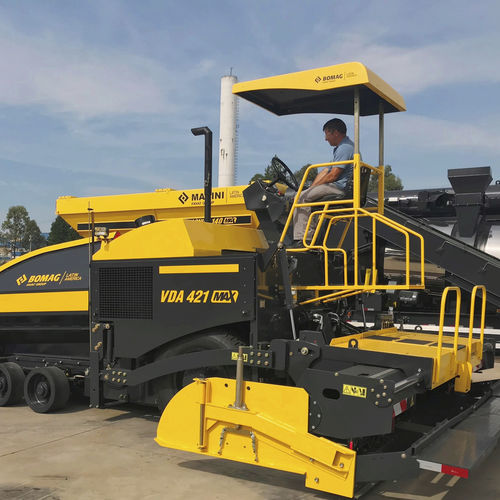 Asphalt paver - VDA 421 MAX - BOMAG - crawler / fuel / conveyor