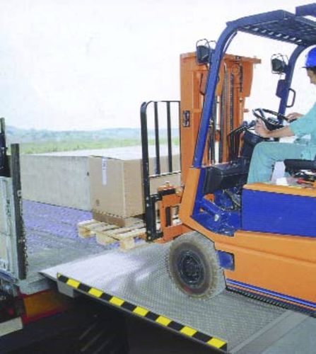Automatic dock leveler - VINCA EQUIPOS INDUSTRIALES - swing-lip