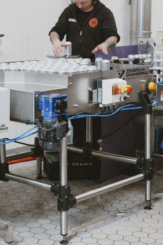 Can checkweigher - Zomerdijkengineering - for in-line monitoring / for bottling industry / with belt conveyor