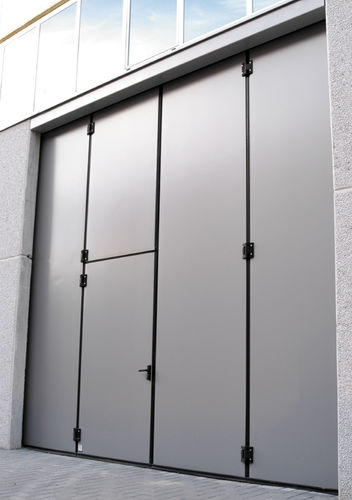 Folding door - Mod HINGE  - Moreschi Chiusure Industriali S.r.l. - hangar / for the automobile industry / for the mining industry