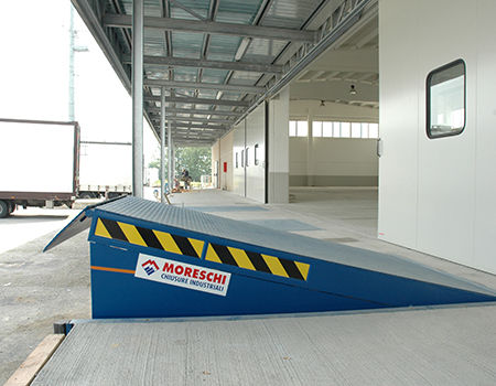 Vehicle ramp - Moreschi Chiusure Industriali S.r.l. - transport / platform / hydraulic