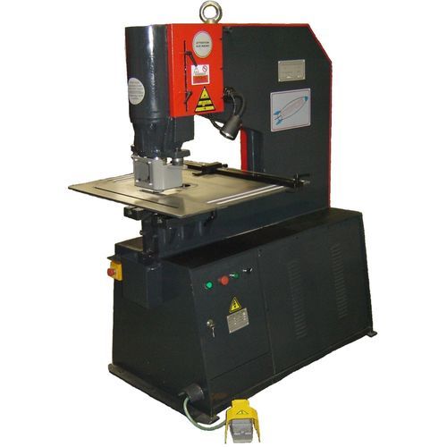 Universal punching machine - P-Series - MAQ. IND. MET. KORPLEG, S.L. - automatic / hydraulic / for profiles
