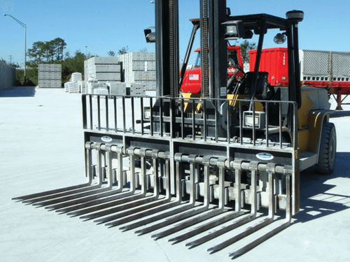 Hydraulic manipulator - Cascade - fork / concrete block / positioning