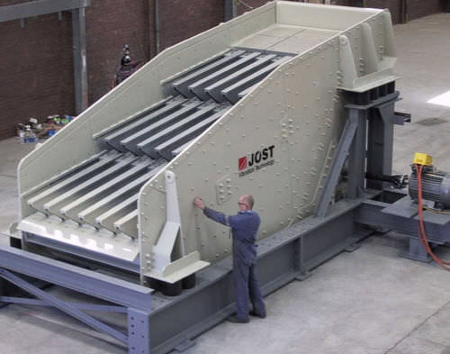 Crusher loading screener - GRIZZLY - JÖST - linear vibrating / for bulk materials