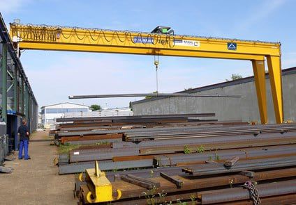Rail-mounted semi-gantry crane - STAHL CraneSystems GmbH - for marine applications / for prefabrication sites / overhead