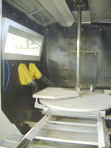Pressure blast cabinet - Hodge Clemco - automatic