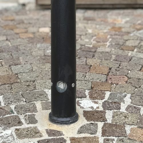 Manual retractable bollard - Saedi Srl - electromechanical / steel
