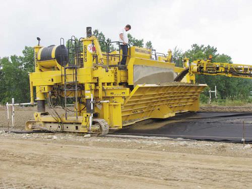 Feed hopper - GOMACO International - for concrete