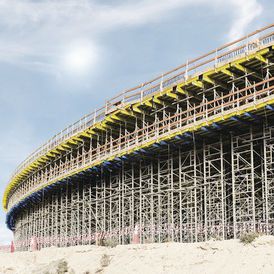 Heavy-duty scaffolding tower - Staxo 100 - DOKA - galvanised steel / modular / stairway