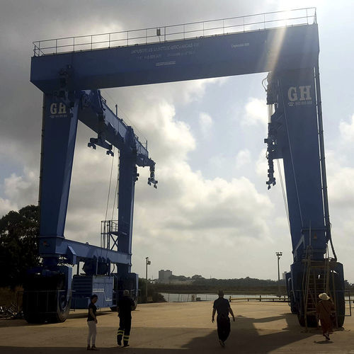 Selfpropelled gantry crane GH440 GH Cranes & Components for marine applications / for
