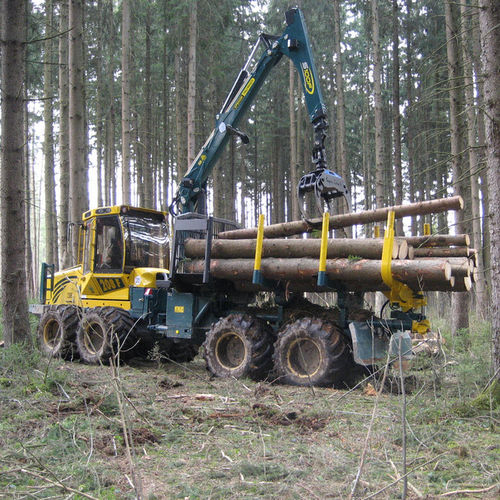 橡胶疲劳的林业收割机