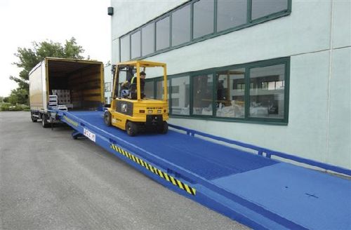 Mobile loading ramp - 12 000 mm, 6 000 - 10 000 kg - C.L.M - electro-hydraulic