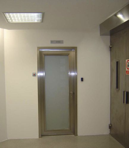 Swing door - VRF-90 series - ALFATECO MADRID S.A. - metal / glass / industrial