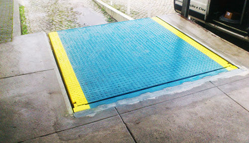 Telescopic dock leveler - NCH - ACL - Alfredo Cardoso Ltd - swing-lip / vertical