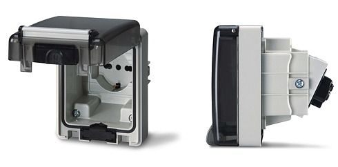 安装在墙上的电源插座