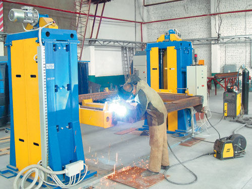 Container metal lifting and turning device - Techvagonmash - frame / for leveling