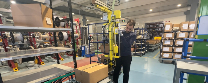 Cardboard box handling with INDEVA Liftronic Pro