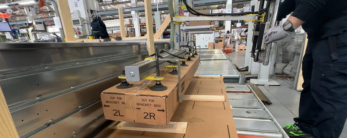 Vacuum cardboard box handling with INDEVA® Liftronic® Pro