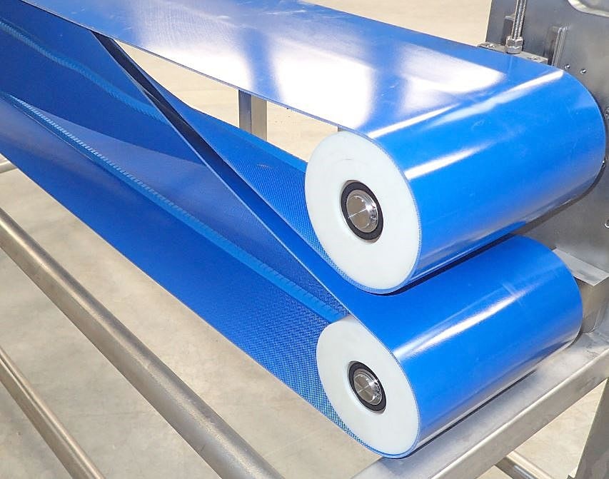 In-line twist conveyor for partially-packaged products (pouches ...