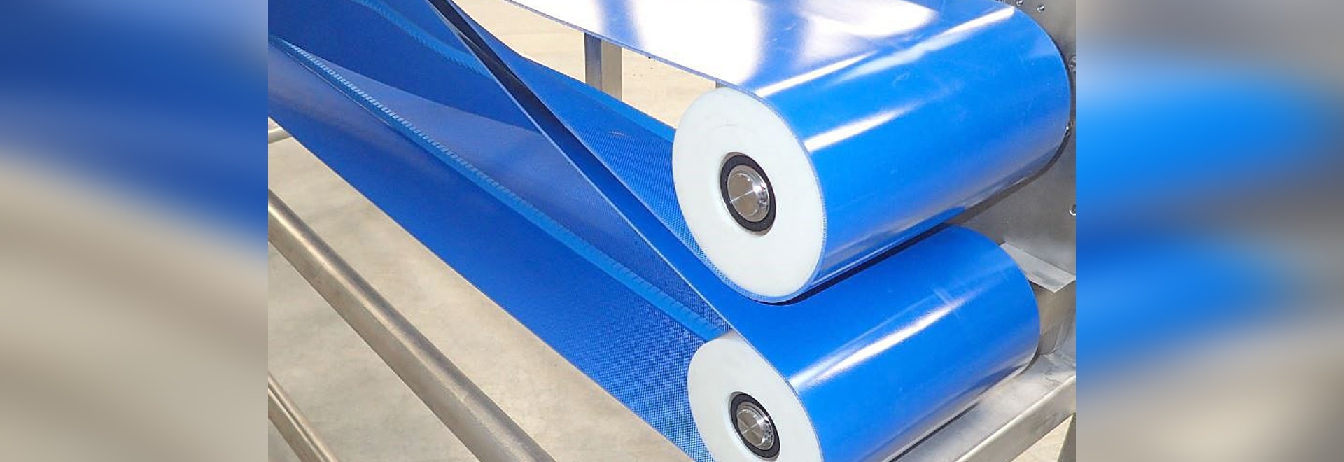 In-line twist conveyor for partially-packaged products (pouches ...