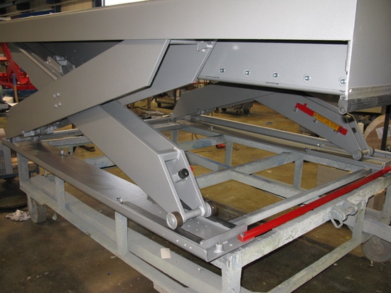 Detail of the superior chassis and scissors