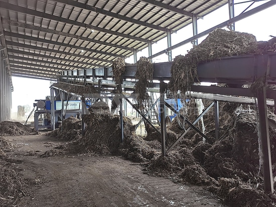 Shredding Straw with Industrial Shredder Double Shaft