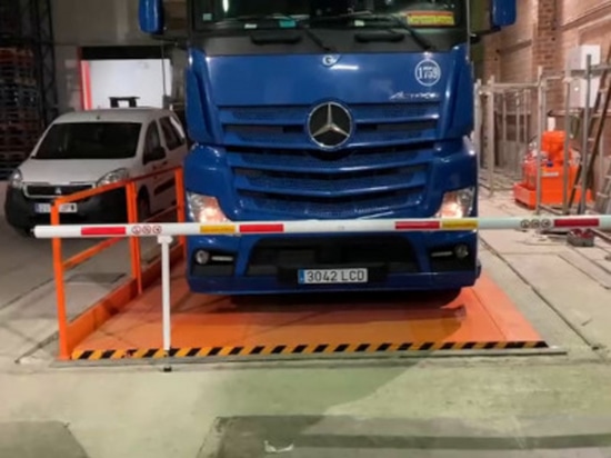 LIFT PLATFORMS FOR LORRIES