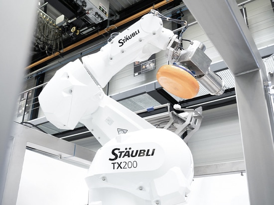 The two TX200‘s in the cell developed by DERO are the flagship models of the Stäubli six-axis range.