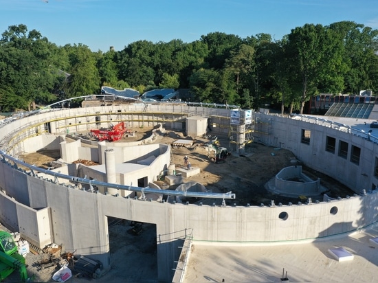 The 35 cm thick outer wall of the hall supports the foil roof, whose supporting structure consists of 300 t of round steel.