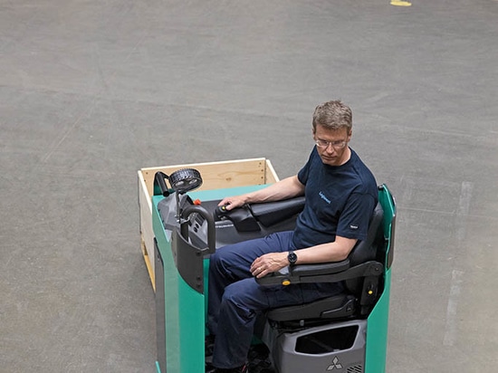 The sit-on PREMiA EX has a very compact chassis saving floor space