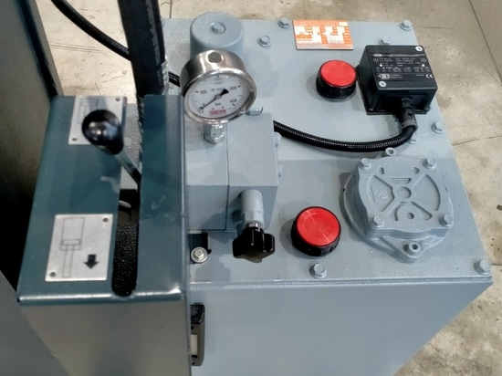 Hydraulic workshop press with movable cylinder