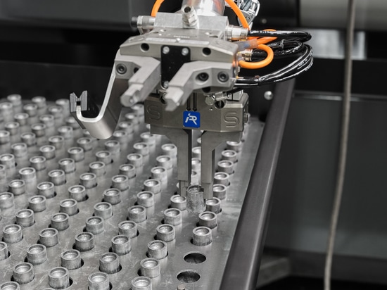 At the end of the 6-axis robot there is a double gripper with integrated blow-out. Thanks to the different gripper geometries, it can remove a finished part and insert a new blank in one cycle.