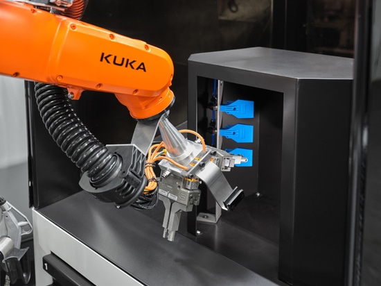 Once the robot arm has removed a part with both grippers and inserted the next one, it guides the finished part into the Smart Cleaning unit positioned opposite. There it holds it in the air jet, w...