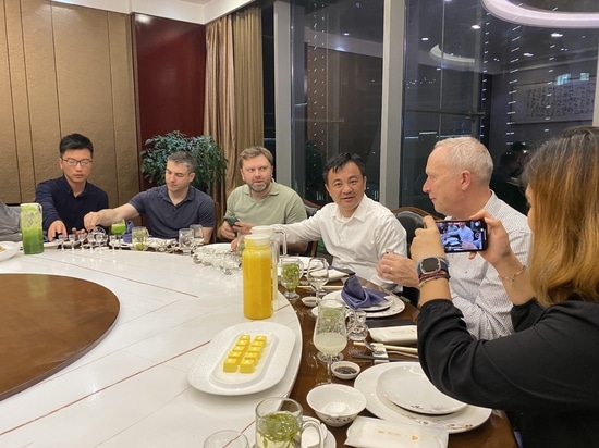 Jay demonstrating how to enjoy the Peking duck in the traditional way