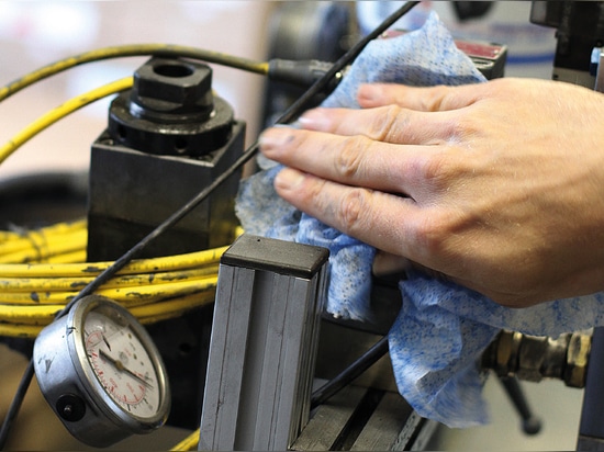 The ultra-strong cleaning wipes for hands, tools and machines