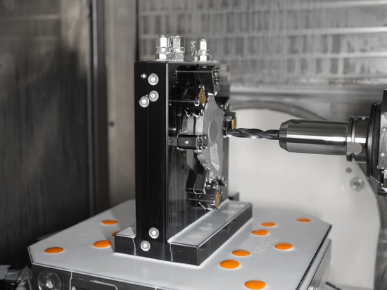 With its unique machine concept of horizontal spindle position and swivelling table, the Grob 350 can position the workpiece to the exact tolerance required for any machining operation after measur...