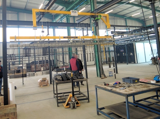 Lifting station integrated into a paint line
