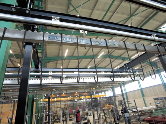 Lifting beam for transporting parts to be surface-treated.