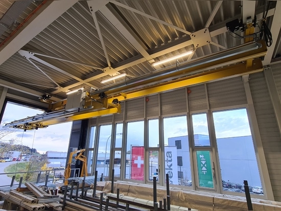 Overhead travelling crane with extendable crane bridge
