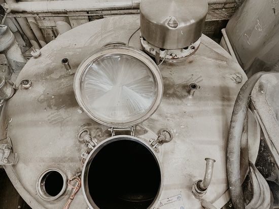 Process tank for the storage of glue