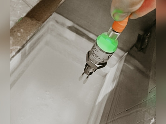 Vibranivo® VN 7130 during application testing for limit level detection in glue