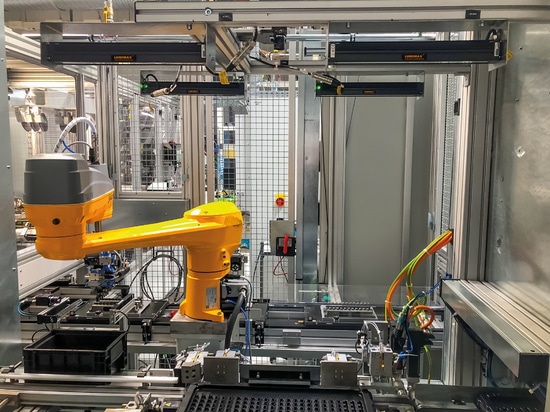 Four modular LBHP Bar Lights support robot with “pick & place“ tasks in stator production