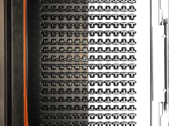 Inspection of a blister pack for actual filling with manufactured parts from stator production (left: real image, right: camera image)