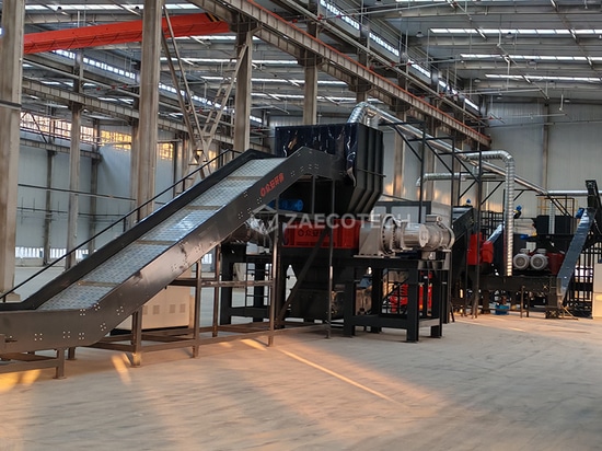 Shredding wind turbine blades plant