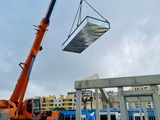 Safe unloading of Sanergrid fire-retention tank on site with enclosure and concrete slab