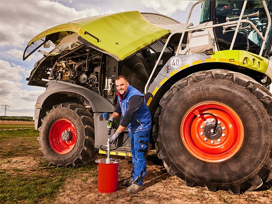 A world first in maintenance: Pump grease with the cordless screwdriver