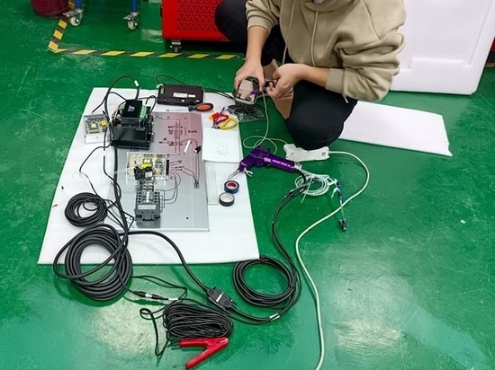 Suntop Laser Engineer Successfully Resolves Issues for Spanish Welding Machine Client Via Video Call