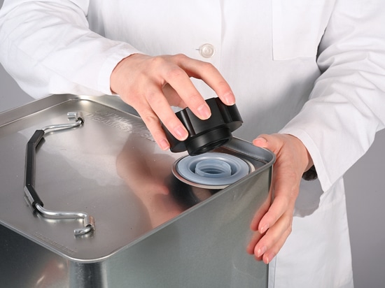 Solvent pump hand operated, for tin-foil canisters (Bürkle GmbH)