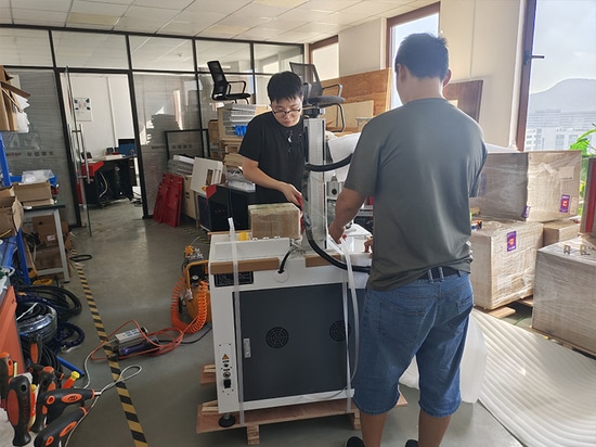 Suntop Cabinet Fiber Laser Marking Machine with D200 Rotary Axis Shipped To Shanghai