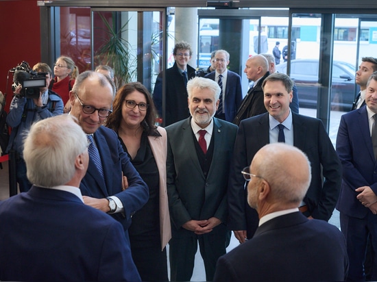Chancellor Friedrich Merz, Minister President Dr. Reiner Haseloff, Minister Prof. Dr. Armin Willingmann, and Minister Sven Schulze are welcomed by SONOTEC's management team